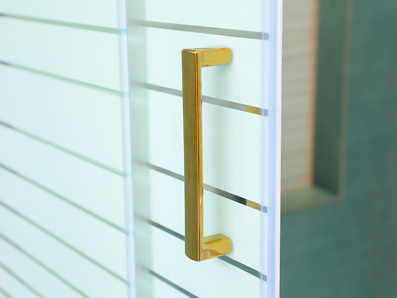 Penutup Pancuran Geser Persegi, Kaca Tempered Bening dengan Pencetakan, Profil Aluminium Emas, Pegangan Lubang Ganda, dengan Baki Penutup Pancuran Geser Persegi, Kaca Tempered Bening dengan Pencetakan, Profil Aluminium Emas, Pegangan Lubang Ganda, dengan Baki