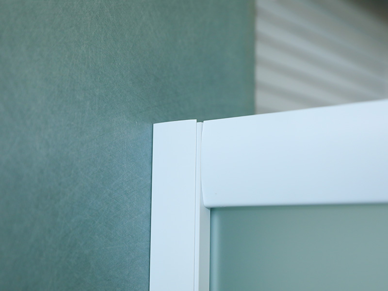 Penutup Pancuran Geser SQ, Kaca Tempered Matt dengan Pencetakan, Profil Aluminium Putih, Pegangan Lubang Ganda, dengan Baki Penutup Pancuran Geser SQ, Kaca Tempered Matt dengan Pencetakan, Profil Aluminium Putih, Pegangan Lubang Ganda, dengan Baki