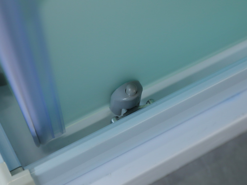 Penutup Pancuran Geser SQ, Kaca Tempered Matt dengan Pencetakan, Profil Aluminium Putih, Pegangan Lubang Ganda, dengan Baki Penutup Pancuran Geser SQ, Kaca Tempered Matt dengan Pencetakan, Profil Aluminium Putih, Pegangan Lubang Ganda, dengan Baki