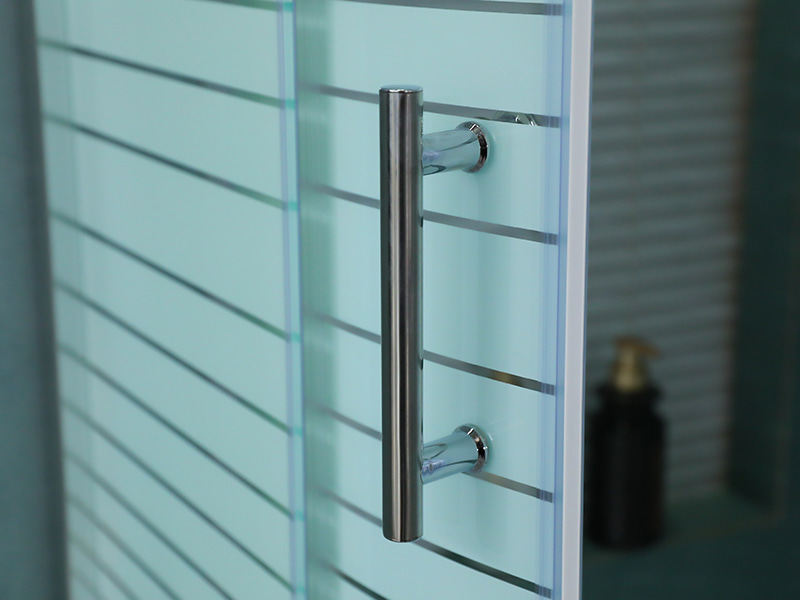 Penutup Pancuran Geser SE, Kaca Tempered Bening Dengan Pencetakan, Profil Aluminium Krom, Pegangan Lubang Ganda, Dengan Baki Penutup Pancuran Geser SE, Kaca Tempered Bening Dengan Pencetakan, Profil Aluminium Krom, Pegangan Lubang Ganda, Dengan Baki