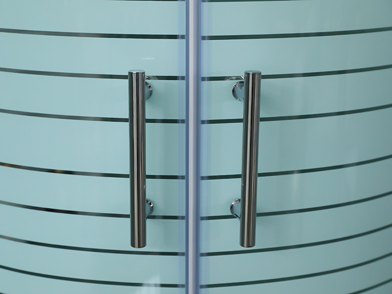 Penutup Pancuran Geser SE, Kaca Tempered Bening Dengan Pencetakan, Profil Aluminium Krom, Pegangan Lubang Ganda, Dengan Baki Penutup Pancuran Geser SE, Kaca Tempered Bening Dengan Pencetakan, Profil Aluminium Krom, Pegangan Lubang Ganda, Dengan Baki