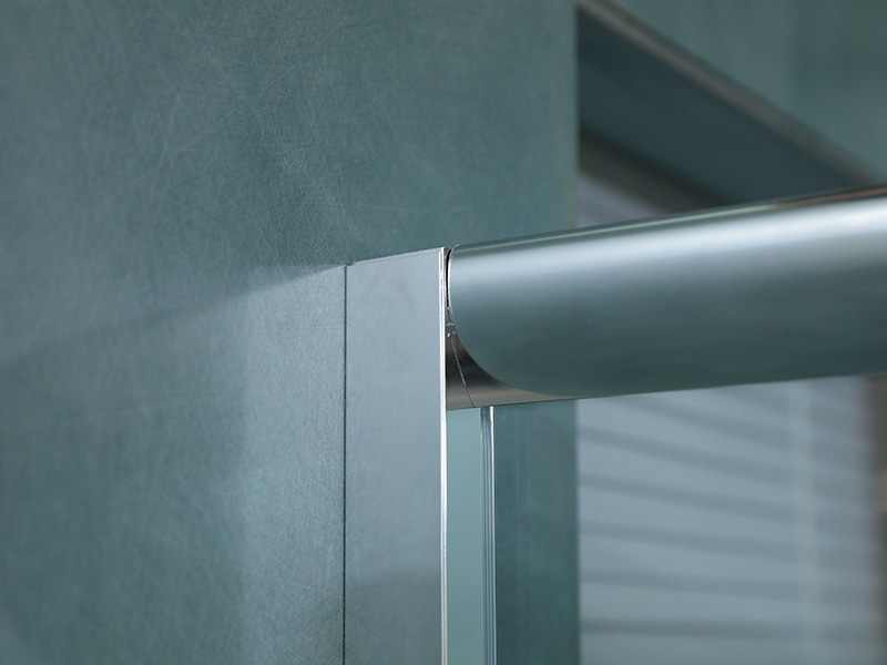 Penutup Pancuran Geser SE, Kaca Tempered Bening Dengan Pencetakan, Profil Aluminium Krom, Pegangan Lubang Ganda, Dengan Baki Penutup Pancuran Geser SE, Kaca Tempered Bening Dengan Pencetakan, Profil Aluminium Krom, Pegangan Lubang Ganda, Dengan Baki