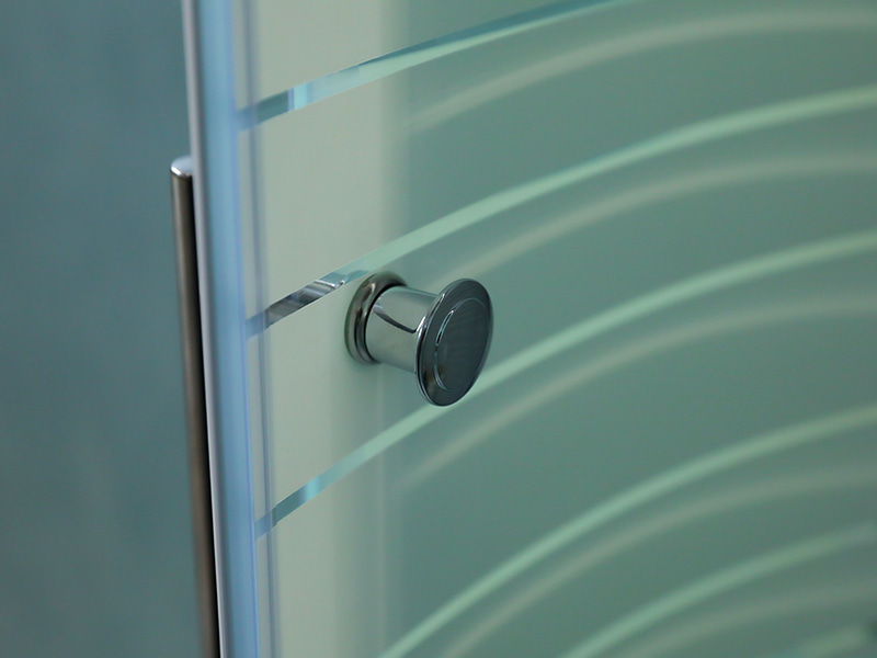 Penutup Pancuran Geser SE, Kaca Tempered Bening Dengan Pencetakan, Profil Aluminium Krom, Pegangan Lubang Ganda, Dengan Baki Penutup Pancuran Geser SE, Kaca Tempered Bening Dengan Pencetakan, Profil Aluminium Krom, Pegangan Lubang Ganda, Dengan Baki