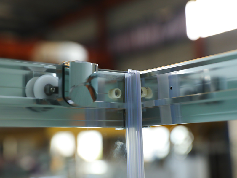 Penutup Pancuran Geser RE, Kaca Tempered Bening, Profil Aluminium Krom, Pegangan Lubang Ganda, Dengan Baki Penutup Pancuran Geser RE, Kaca Tempered Bening, Profil Aluminium Krom, Pegangan Lubang Ganda, Dengan Baki