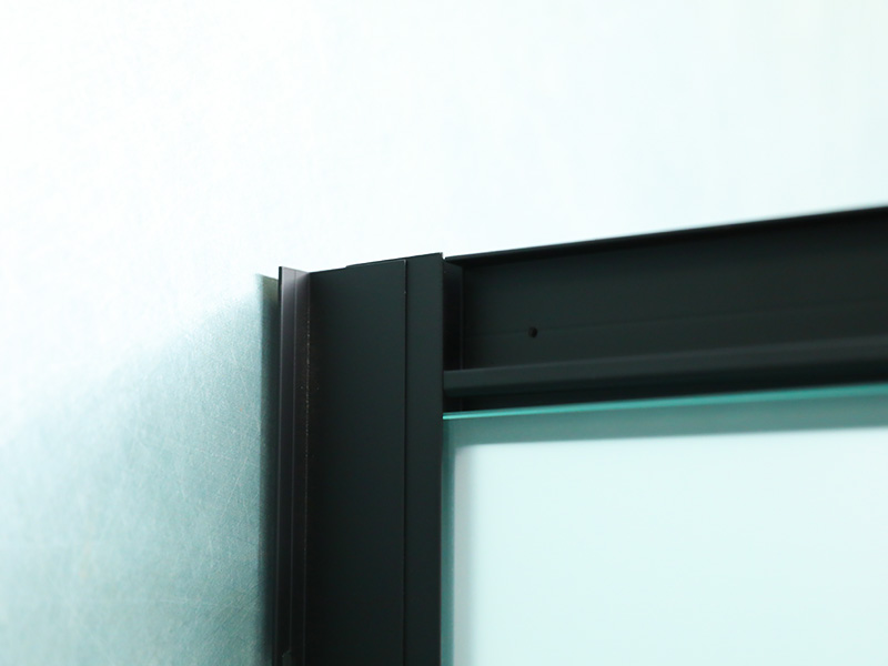 Penutup Pancuran Geser SQ, Kaca Tempered Matt dengan Pencetakan, Profil Aluminium Hitam, Pegangan Lubang Ganda, dengan Baki Penutup Pancuran Geser SQ, Kaca Tempered Matt dengan Pencetakan, Profil Aluminium Hitam, Pegangan Lubang Ganda, dengan Baki