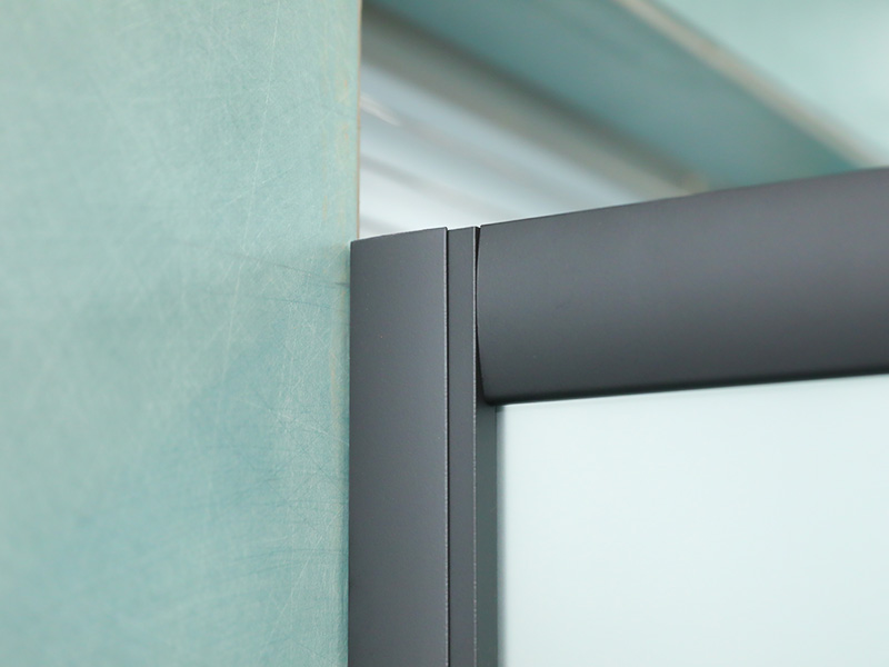 Penutup Pancuran Geser SQ, Kaca Tempered Matt dengan Pencetakan, Profil Aluminium Hitam, Pegangan Lubang Ganda, dengan Baki Penutup Pancuran Geser SQ, Kaca Tempered Matt dengan Pencetakan, Profil Aluminium Hitam, Pegangan Lubang Ganda, dengan Baki