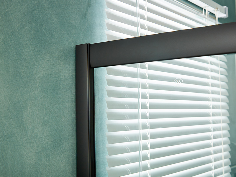 Penutup Pancuran Geser SQ, Kaca Tempered Bening, Profil Aluminium Hitam, Pegangan Lubang Ganda, Dengan Baki Penutup Pancuran Geser SQ, Kaca Tempered Bening, Profil Aluminium Hitam, Pegangan Lubang Ganda, Dengan Baki