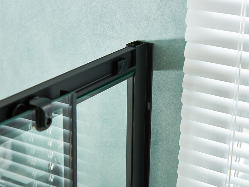 Penutup Pancuran Geser SQ, Kaca Tempered Bening, Profil Aluminium Hitam, Pegangan Lubang Ganda, Dengan Baki Penutup Pancuran Geser SQ, Kaca Tempered Bening, Profil Aluminium Hitam, Pegangan Lubang Ganda, Dengan Baki