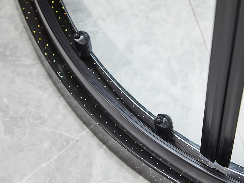 Penutup Pancuran Geser SE, Kaca Tempered Bening, Profil Aluminium Hitam, Pegangan Lubang Ganda, Tanpa Baki Penutup Pancuran Geser SE, Kaca Tempered Bening, Profil Aluminium Hitam, Pegangan Lubang Ganda, Tanpa Baki