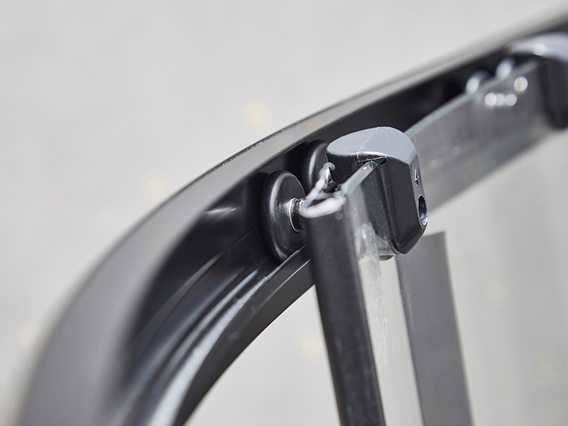 Penutup Pancuran Geser SE, Kaca Tempered Bening, Profil Aluminium Hitam, Pegangan Lubang Ganda, Tanpa Baki Penutup Pancuran Geser SE, Kaca Tempered Bening, Profil Aluminium Hitam, Pegangan Lubang Ganda, Tanpa Baki